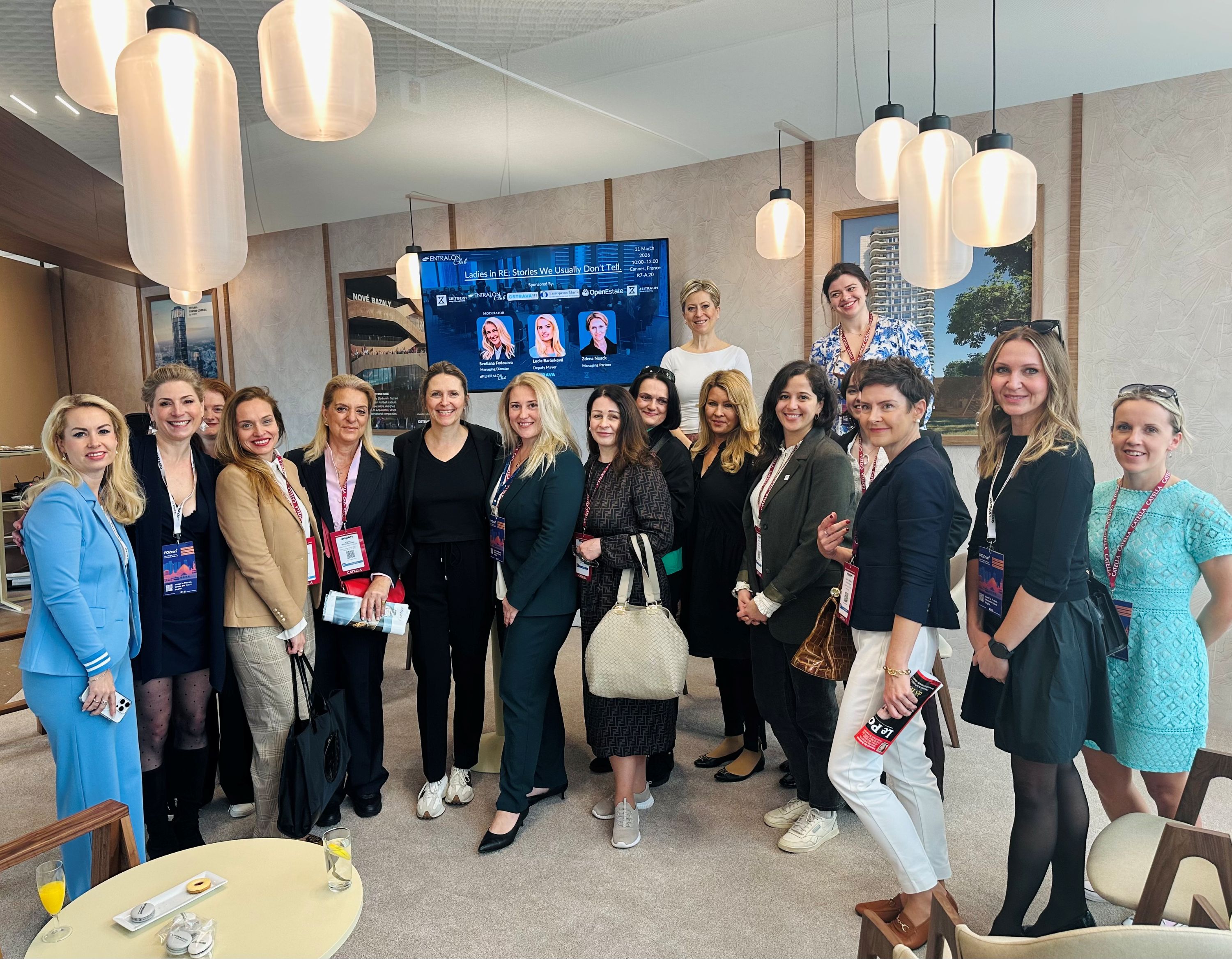 Teilnehmerinnen der internationalen Fraueninitiative „Women in Real Estate“ auf der MIPIM 2026 in Cannes. Das Treffen fand am Stand der tschechischen Stadt Ostrava statt, unterstützt von Lucie Baránková Vilamová (links im Bild), Vizebürgermeisterin von Ostrava | BERLINboxx